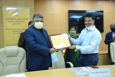 Communications Minister Shri Ravi Shankar Prasad and MOS for Communications Shri Sanjay Dhotre presents Pandit Deendayal Upadhyay Telecom Skill Excellence Awards