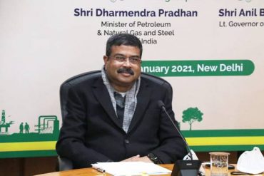 Shri Dharmendra Pradhan witnesses the signing of MOU between Indian Oil and NDMC for Development of Integrated Waste to Energy Facilities at Ranikhera in Narela;