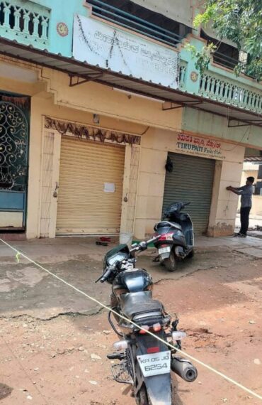 Four armed men in two bikes looted Vinayaka Jewellers in Byadarahalli by opening fire at owner before fleeing and made away with over 1 kg gold valuables