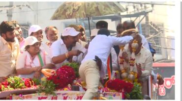 Security breached during CM Siddarammaiah election campaign Congress worker with pistol garlands CM and others during road show