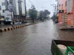 Heavy rain in Vijayawada and Guntur.. Roads facing ponds