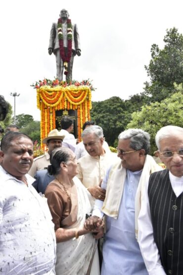 Chief Minister Siddaramaiah Pays Tribute to S. Nijalingappa