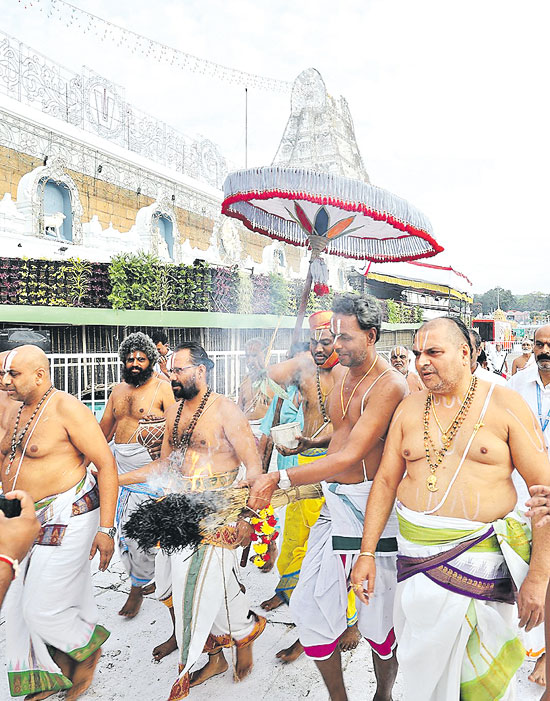 Priests offering vastu incense in Mada streets