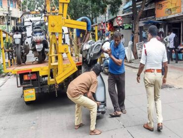 Towing in action in Gandhinagar area to decongest Majestic area from haphazard parking around 100 cases booked against vehicles parked on roadside