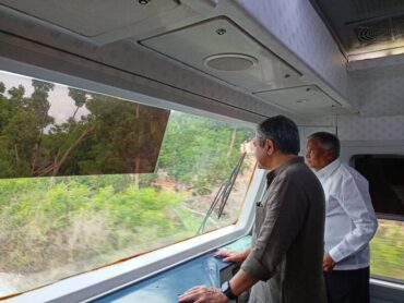 Bengaluru:Minister of Railways Ashwini Vaishnaw and MoS V. Somanna conduct a window trailing inspection